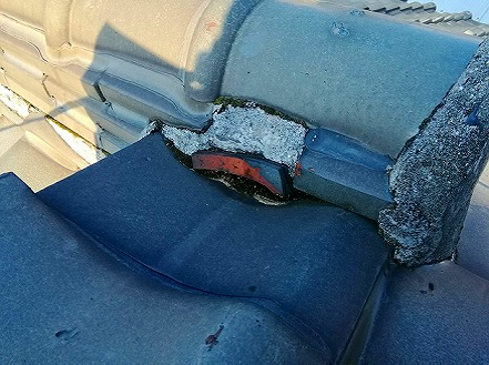 加古川市にて雨漏り修理を行った瓦屋根の棟違い部分