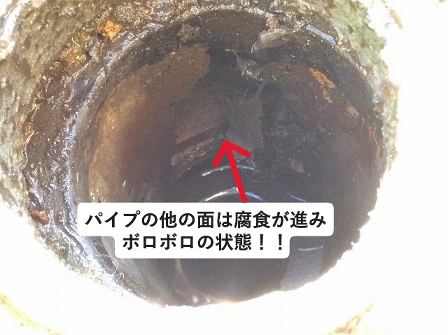 明石市にてベランダ防水工事を行ったベランダドレンの内部は腐食で穴が開いている状況