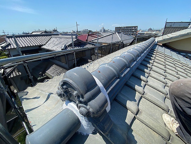 シルバー色の和瓦棟部