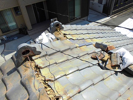 加古川市で行った雨漏り修理にて棟を解体した様子