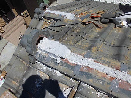 加古川市の屋根工事にて棟を積み直し作業中　南蛮漆喰にて土台