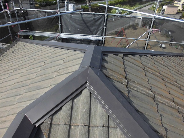 ガルバリウム鋼板製の棟包板金