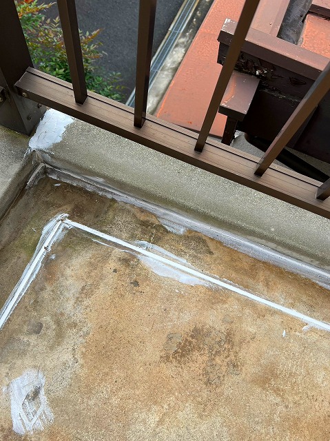 明石市　ベランダ防水工事　目地や笠木のシール処理