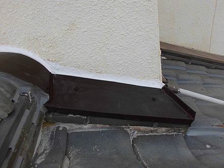 加古川市にて修理を行った壁際の雨押え板金