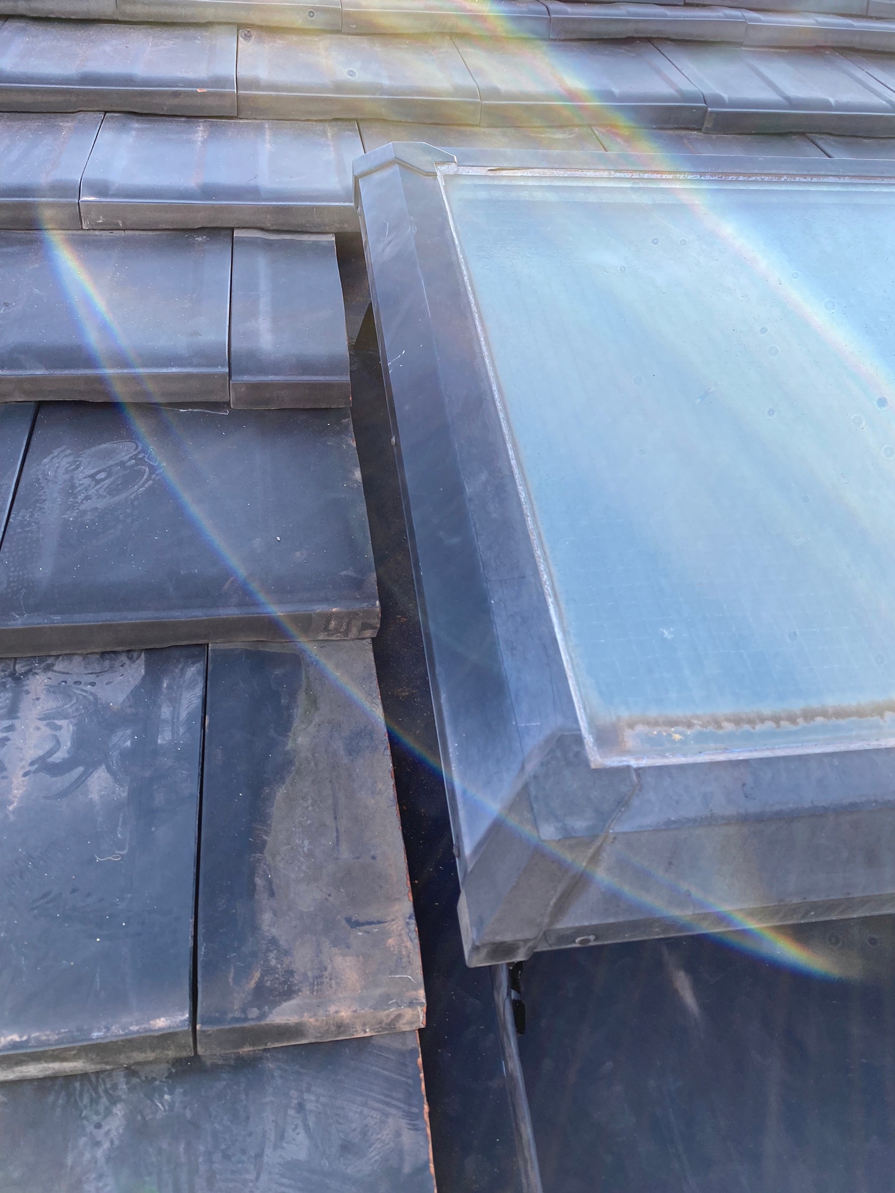 天窓周辺で復旧した平板陶器瓦