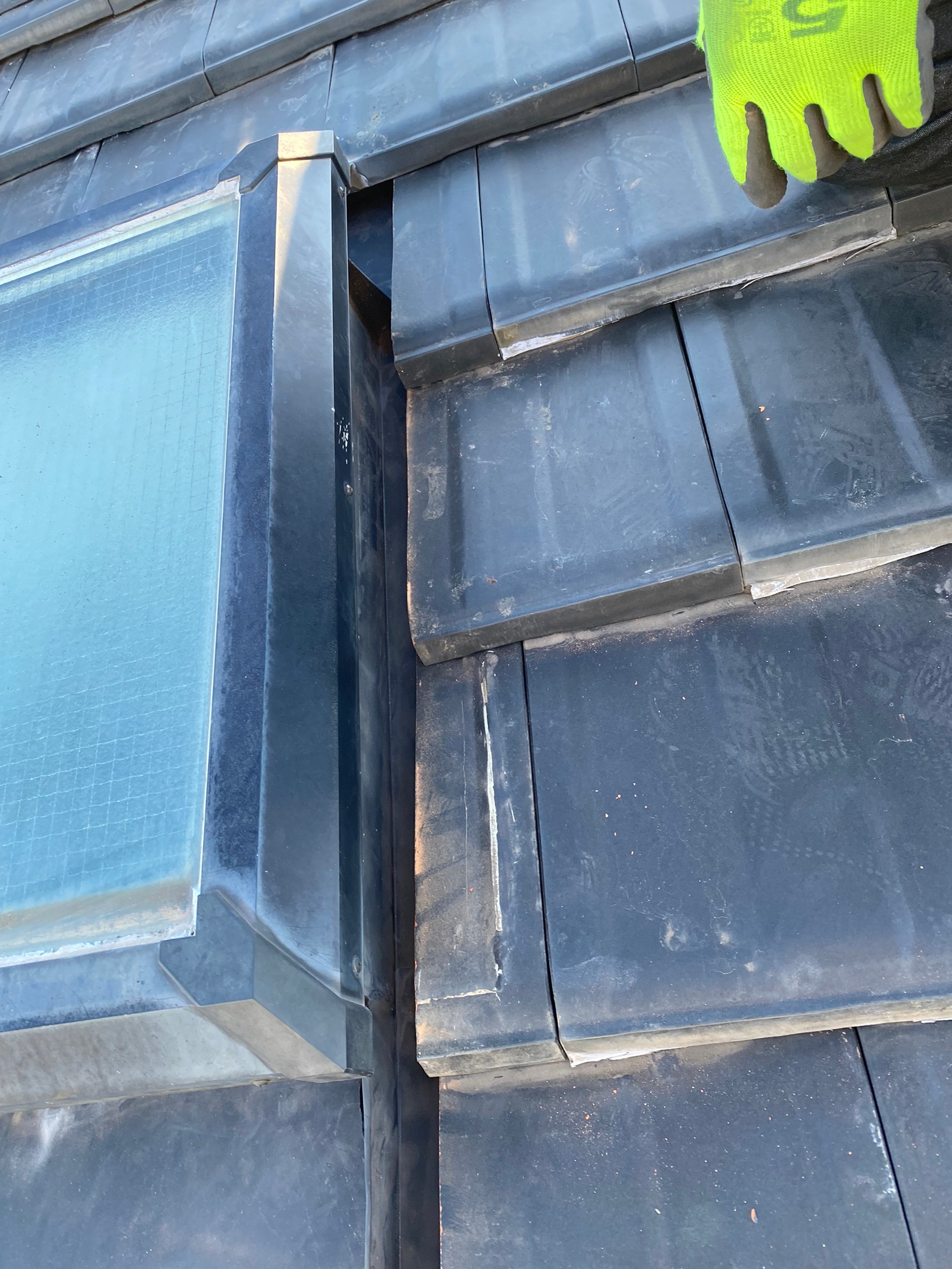 天窓周りの平板陶器瓦の納まり