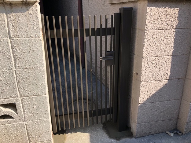 新しい門扉の取付作業