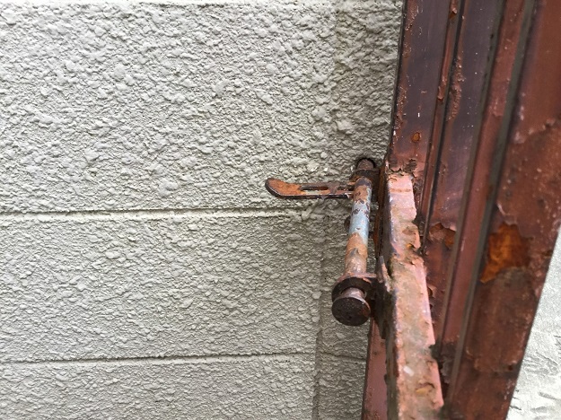 ヒンジ部分の錆と破損