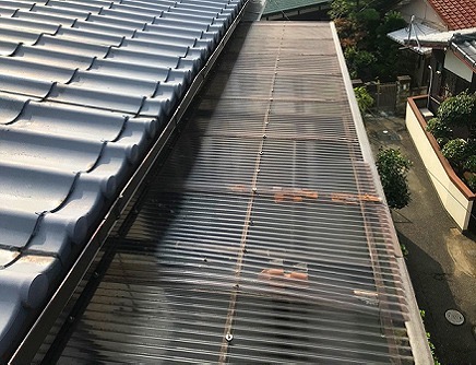 加古川市　波板工事　割れ・欠けが進行