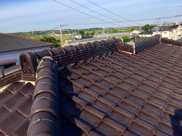加古川市　棟積み替え（丸瓦一発仕上げ）　施工前の屋根全景