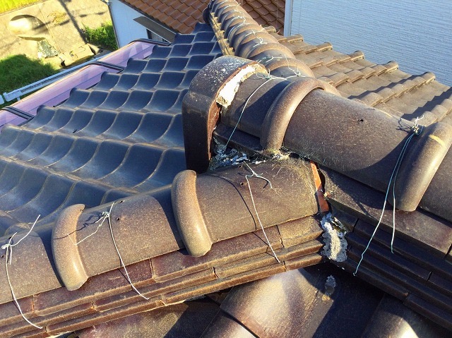 加古川市　棟積み替え（丸瓦一発仕上げ）　鬼瓦まわりの漆喰の剥がれ