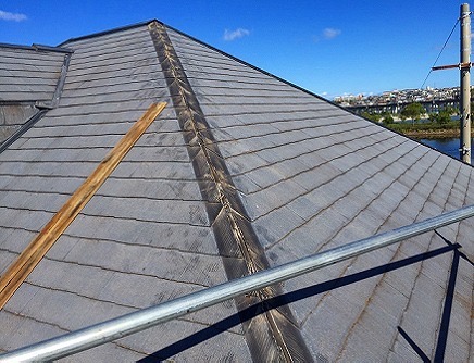 加古川市　屋根補修工事　露出した下地—保持力が低い既存貫板
