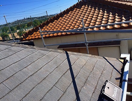 加古川市　屋根補修工事　塗膜チョーキングと棟の浮き