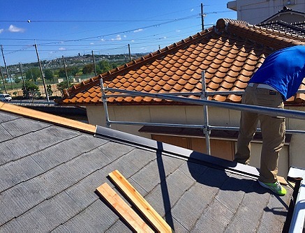 加古川市　屋根補修工事　ガルバリウム鋼板製棟包板金を順次かぶせて固定