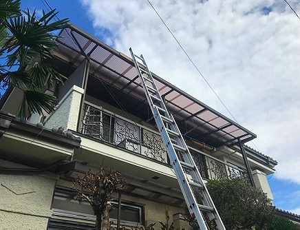 加古川市　波板工事　長尺はしご・二重ロープで安全確保