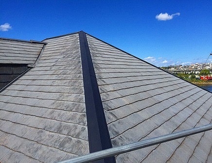 加古川市　屋根補修工事　施工後の様子　通りがまっすぐ整った新設隅棟