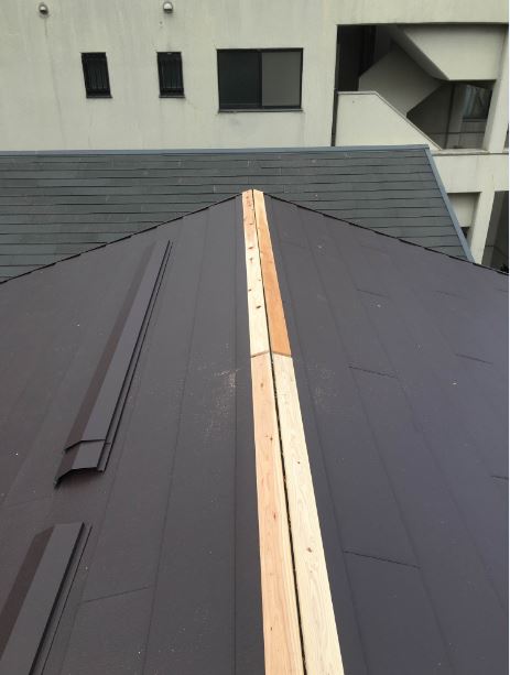 金属屋根に施工した棟下地