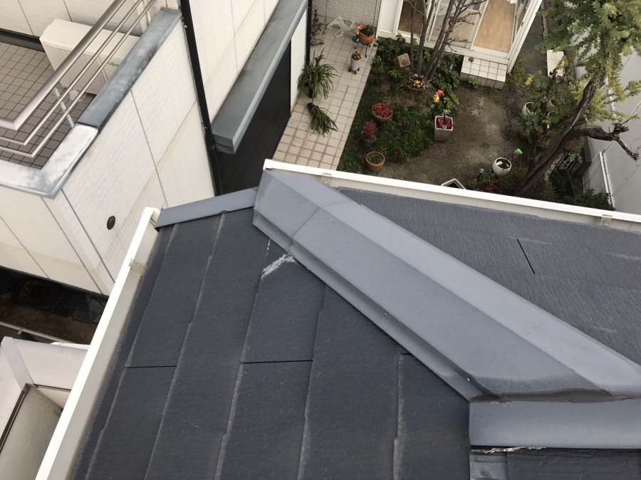 むねぎわのスレートの割れ