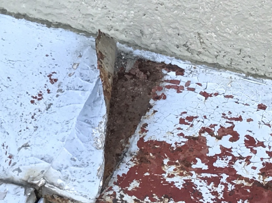 庇屋根　はがれ