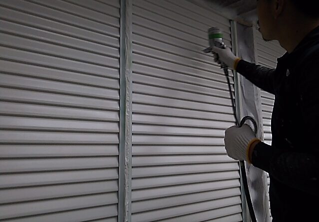 雨戸の吹付塗装