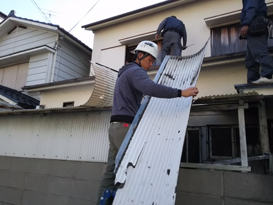 塩ビ製の波板を一枚一枚撤去