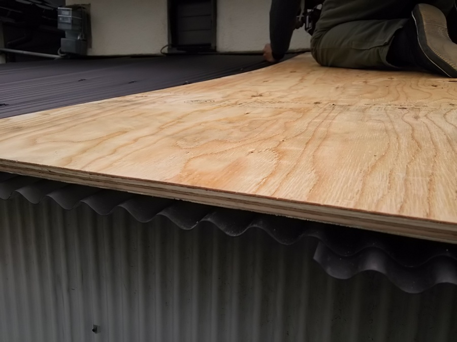 上に乗って作業をするときは敷板を敷き抜けないように気を付けます。