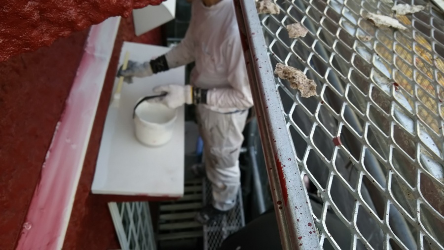 鉄部の上塗りを掛けていきます