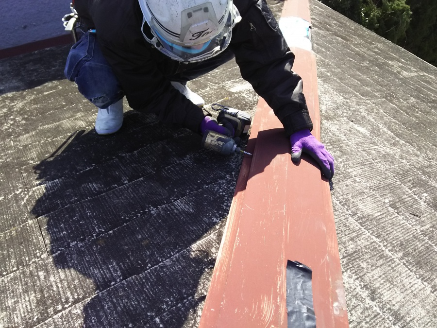 カラーベスト屋根棟の解体作業