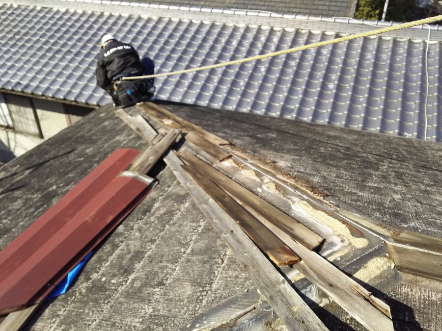 棟板金工事　軒先の作業時はロープを付け安全に作業を行います。