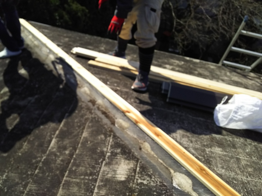 新しい棟下地貫板を取付ます。