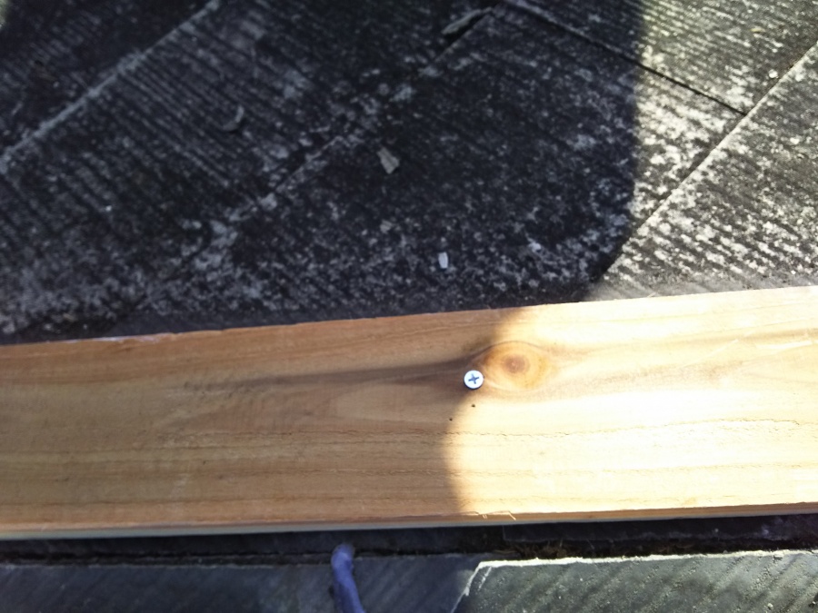 新しい貫板はビスで固定を行います。