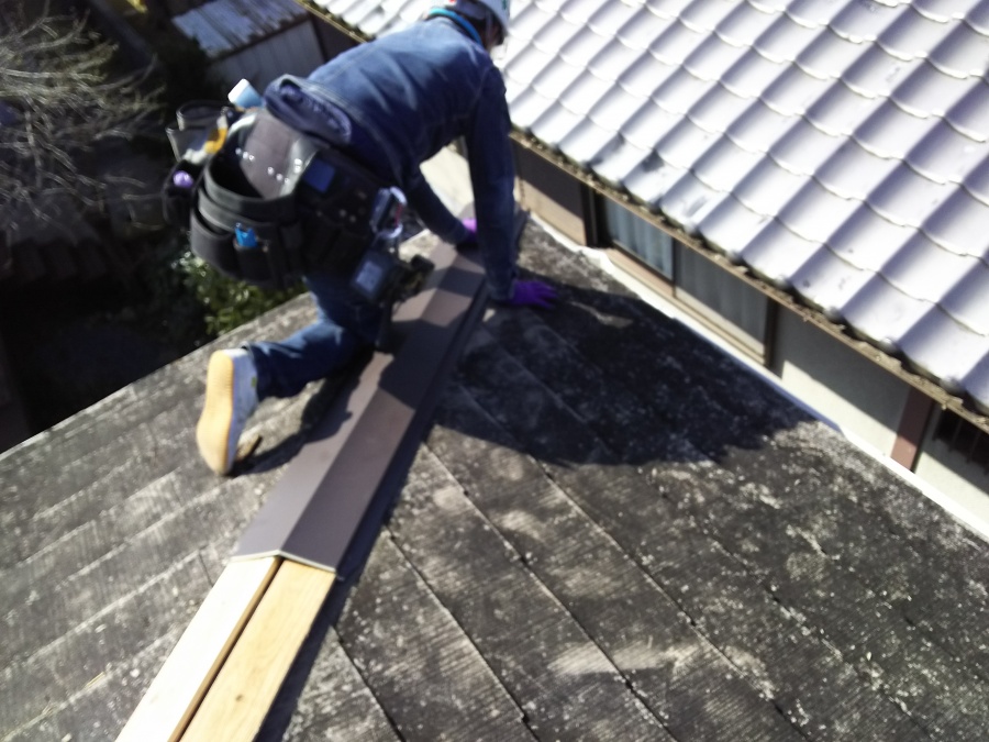 新しい下地に棟を取り付けていきます。