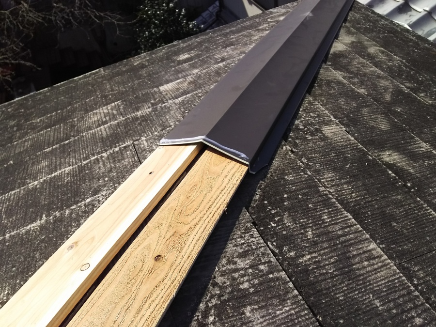 棟板金ジョイントはコーキングを打設して水の浸入を防ぎます。