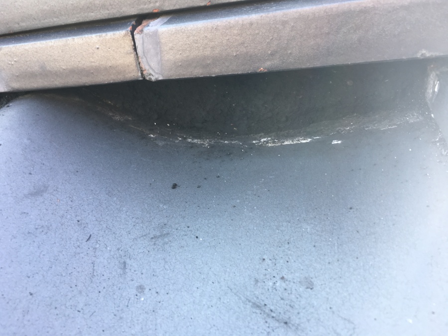 のし瓦下の漆喰や土が劣化により無くなって穴が空いている状態