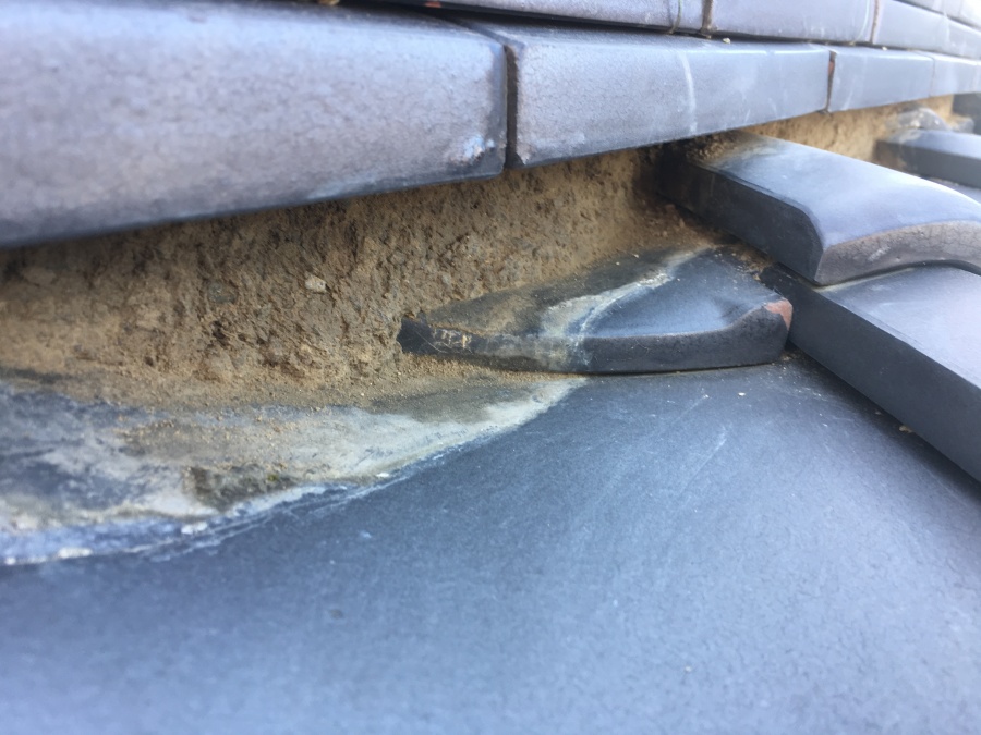 漆喰撤去をし中の土が見えている状態