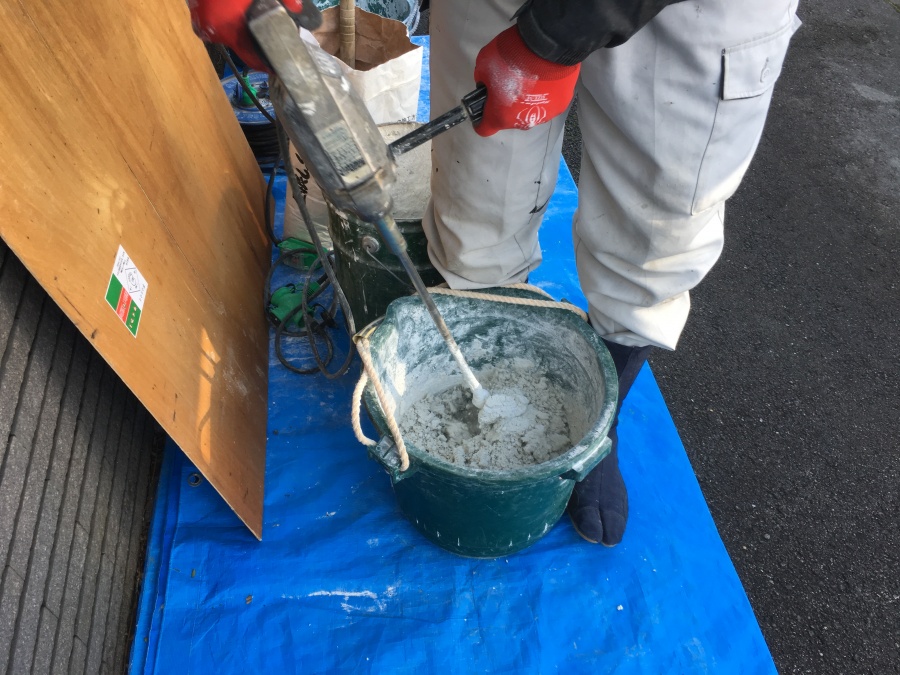 漆喰と水を混ぜている様子