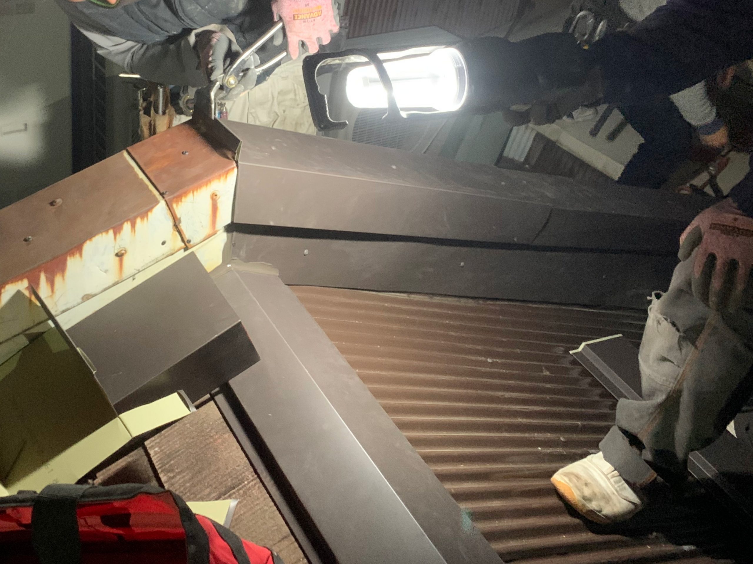 深夜の屋根修理