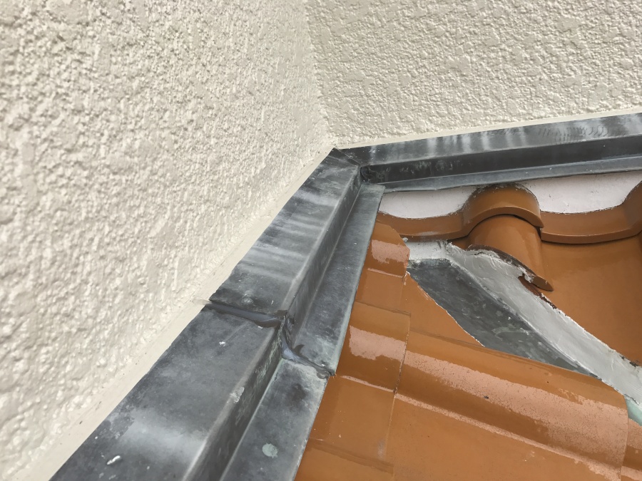 壁際から雨水の浸入を防いでくれる雨押え板金です