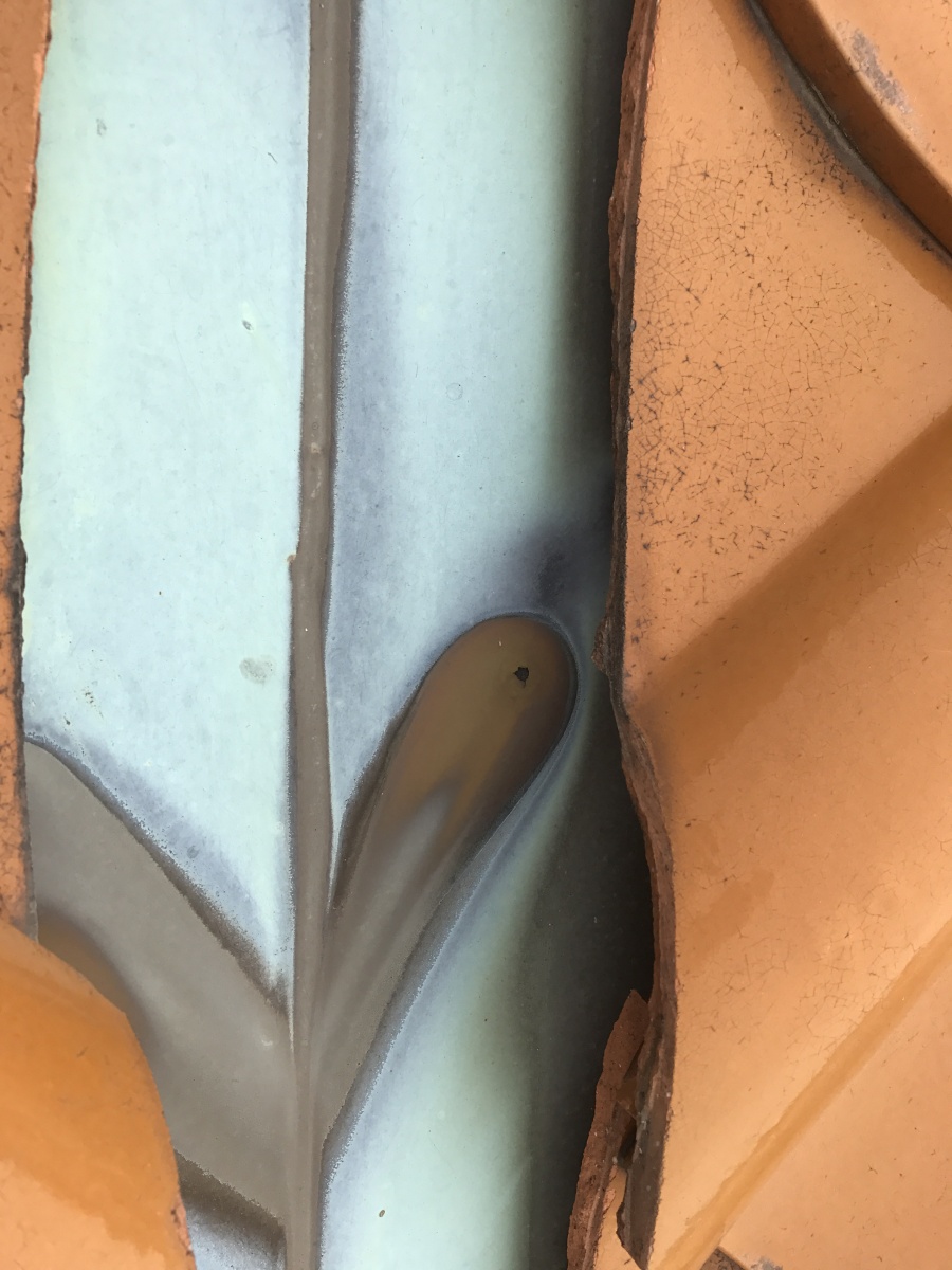 銅板性のこの谷板金は、経年の劣化で穴が開いていました。