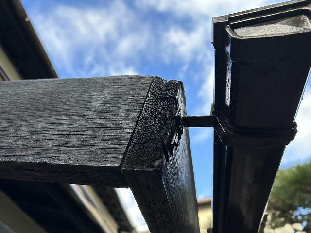 鼻隠しの木材が少し離れていました