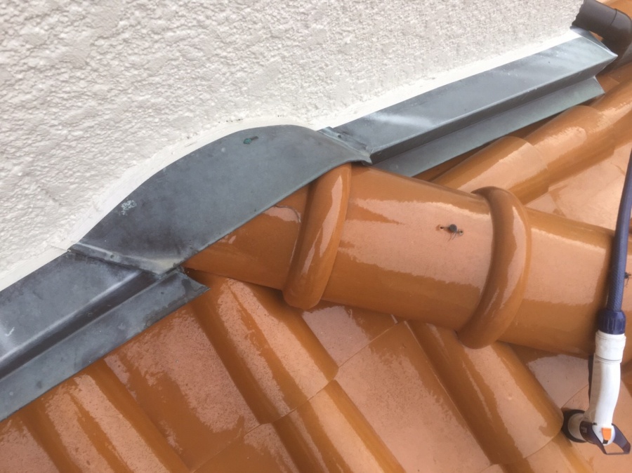 下屋根壁際の棟部の雨押え板金の隙間から雨が入り込んでいるようです。