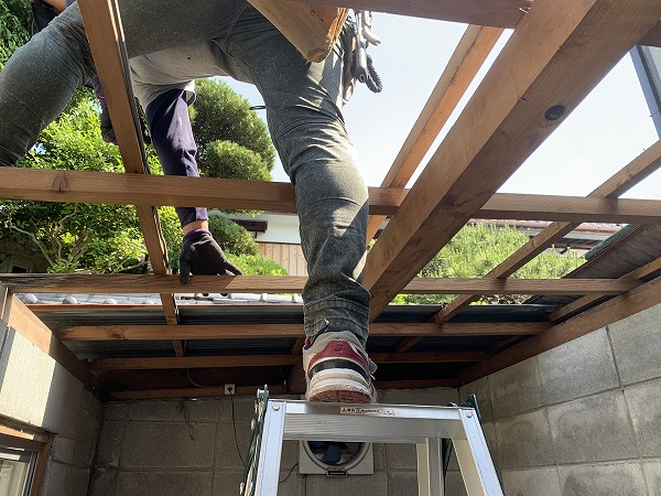 屋根材捲り開始