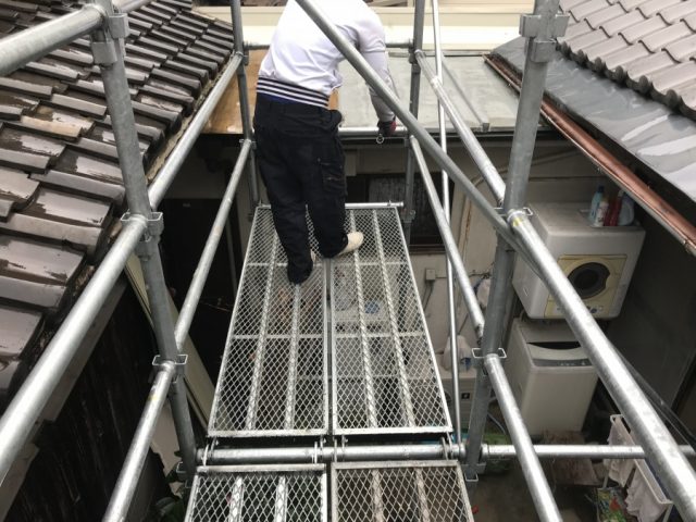 作業用足場を架設します。