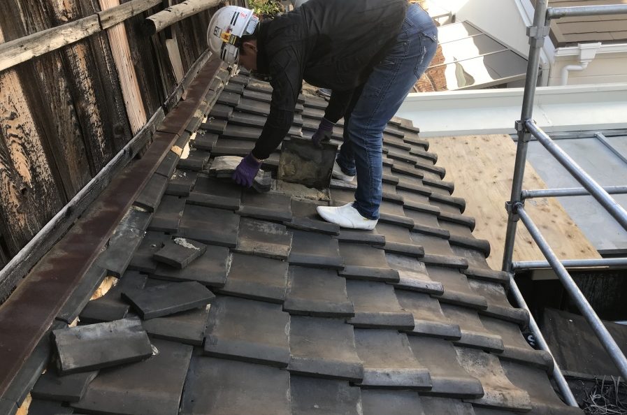 瓦の捲り作業の開始