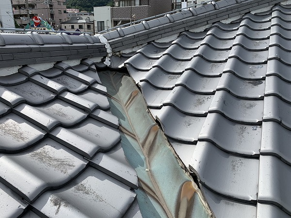 燻瓦葺き屋根谷板金