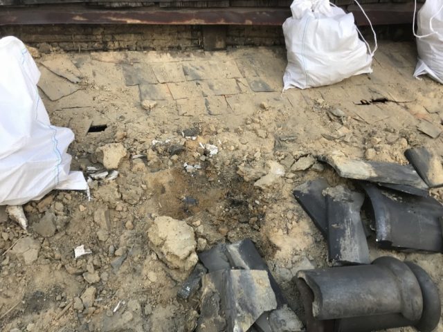 葺き土の撤去、土の結束がほどけています。