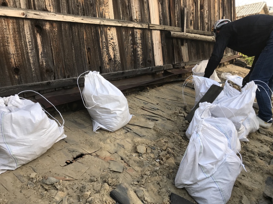 土を撤去していきます。