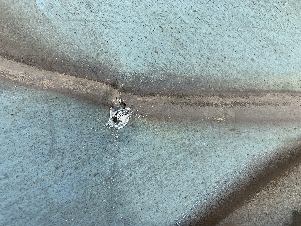 コーキングを撤去してみるとひび割れが広がり雨が入り込む状態となっています。