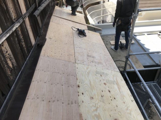 屋根の下地完成。ここから防水処理を行います。