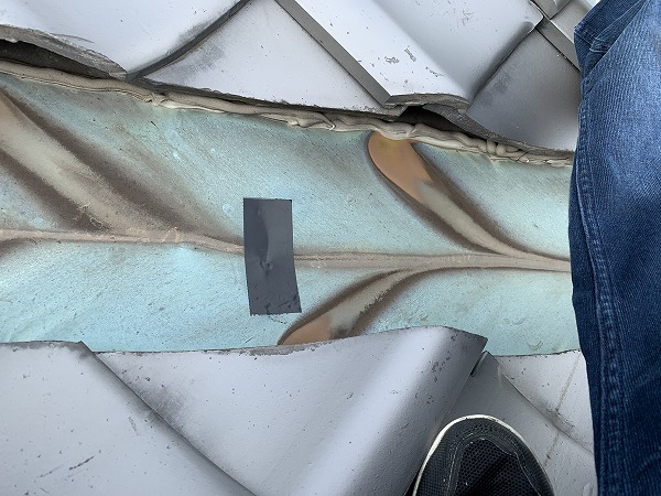 屋根修繕前点検で谷板金を防水テープ養生